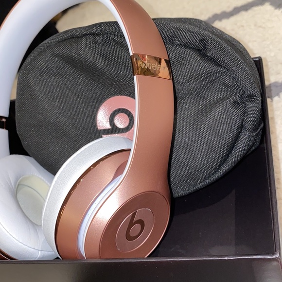 BEATS SOLO 3 WIRELESS HEADPHONES NEVER USED - Picture 2 of 12